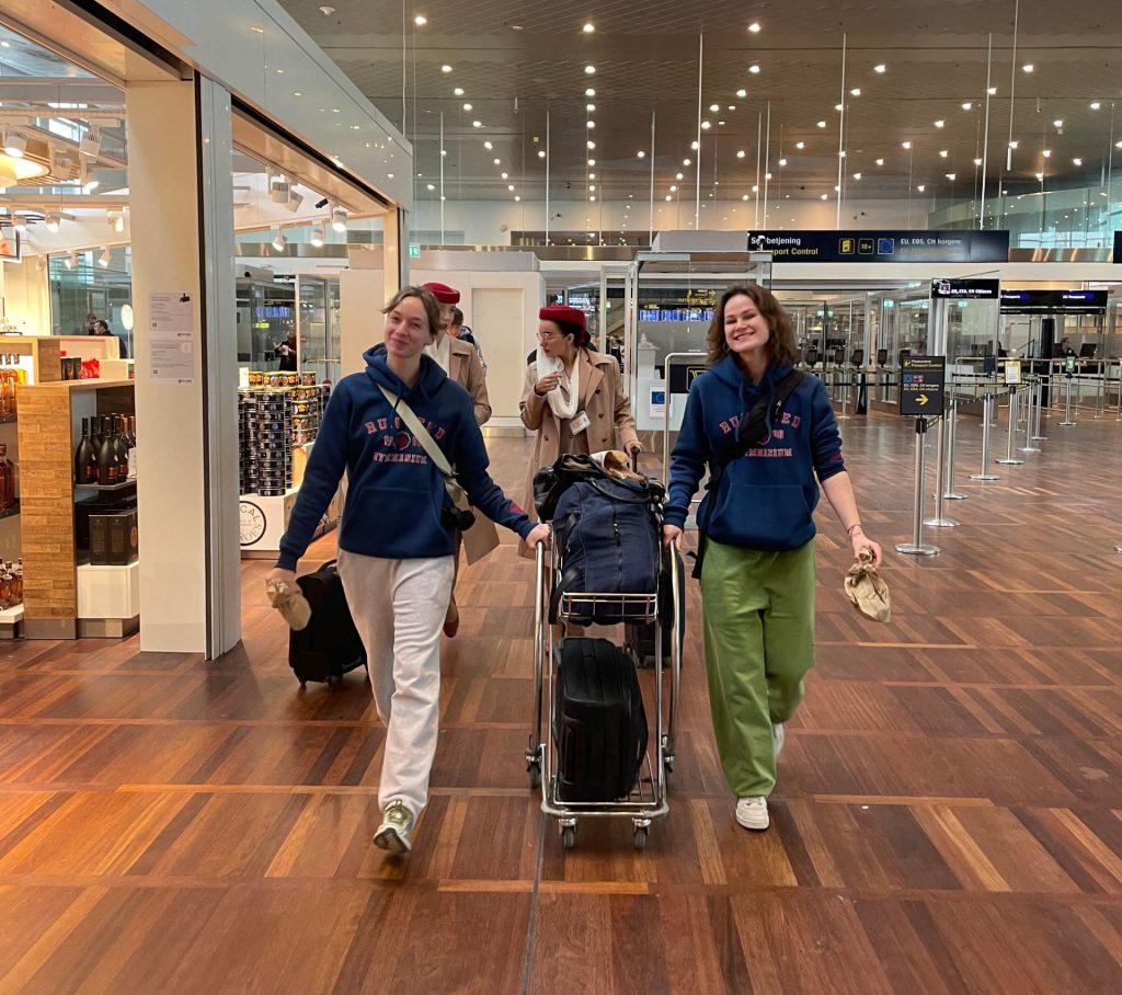 rg abroad elever i lufthavnen på vej til new zealand - rungsted gymansium