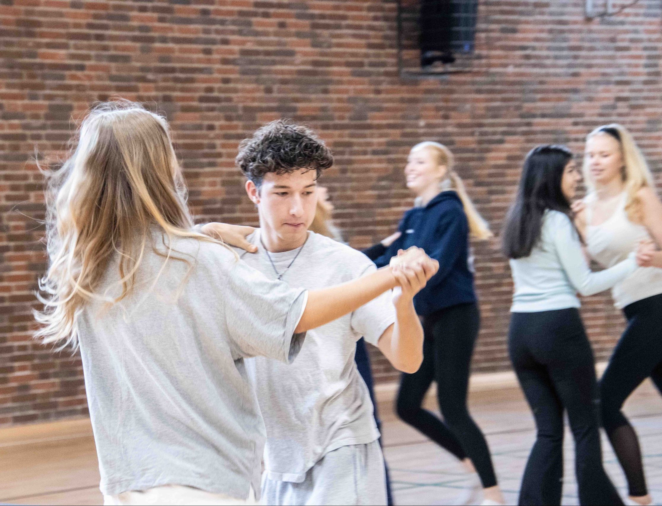 vild med dans og danmarks indsamling - elever danser på rungsted gymnasium