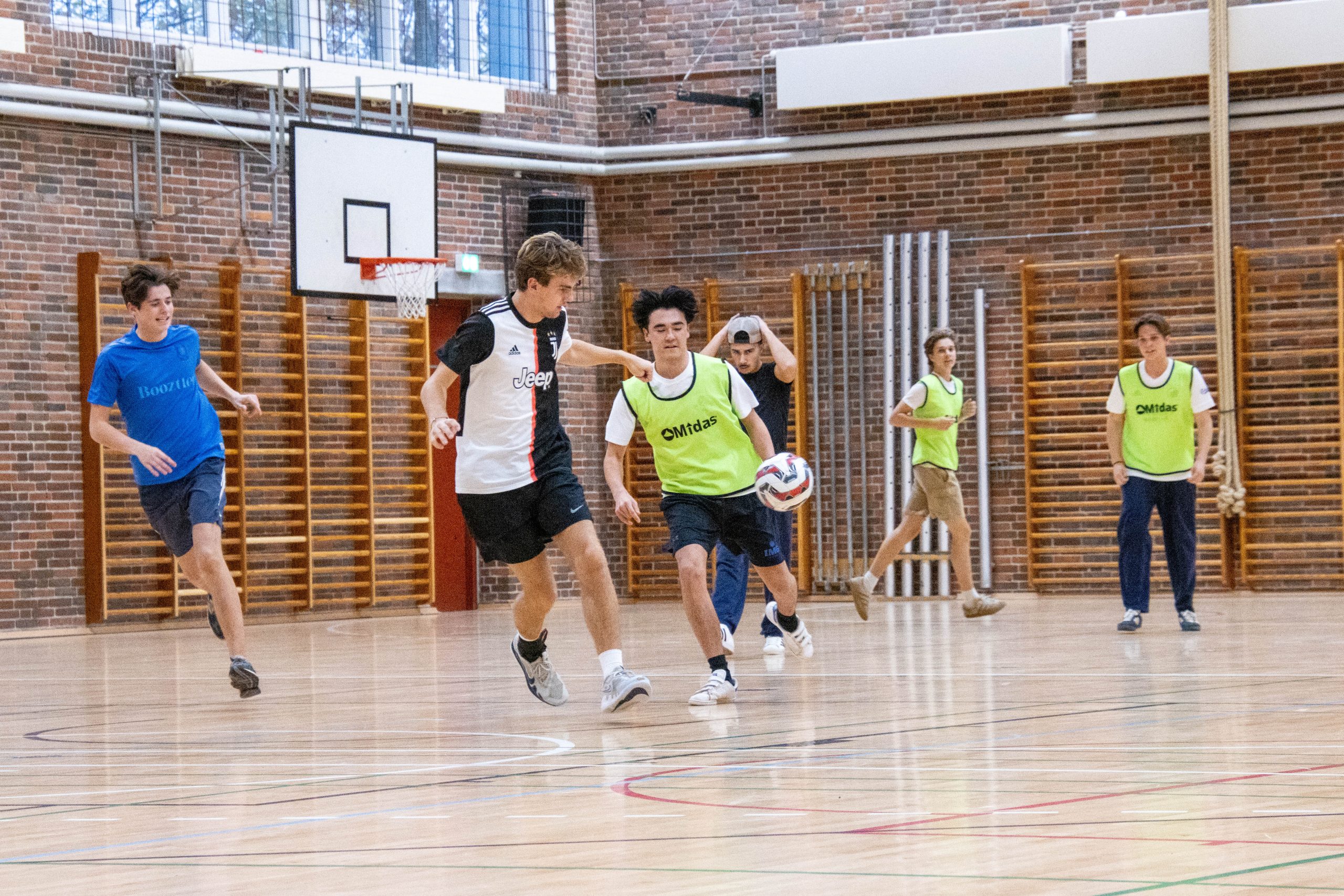 fodbold i fritiden skaber nye venskaber på tværs af årgange og klasser på rungsted gymnasium