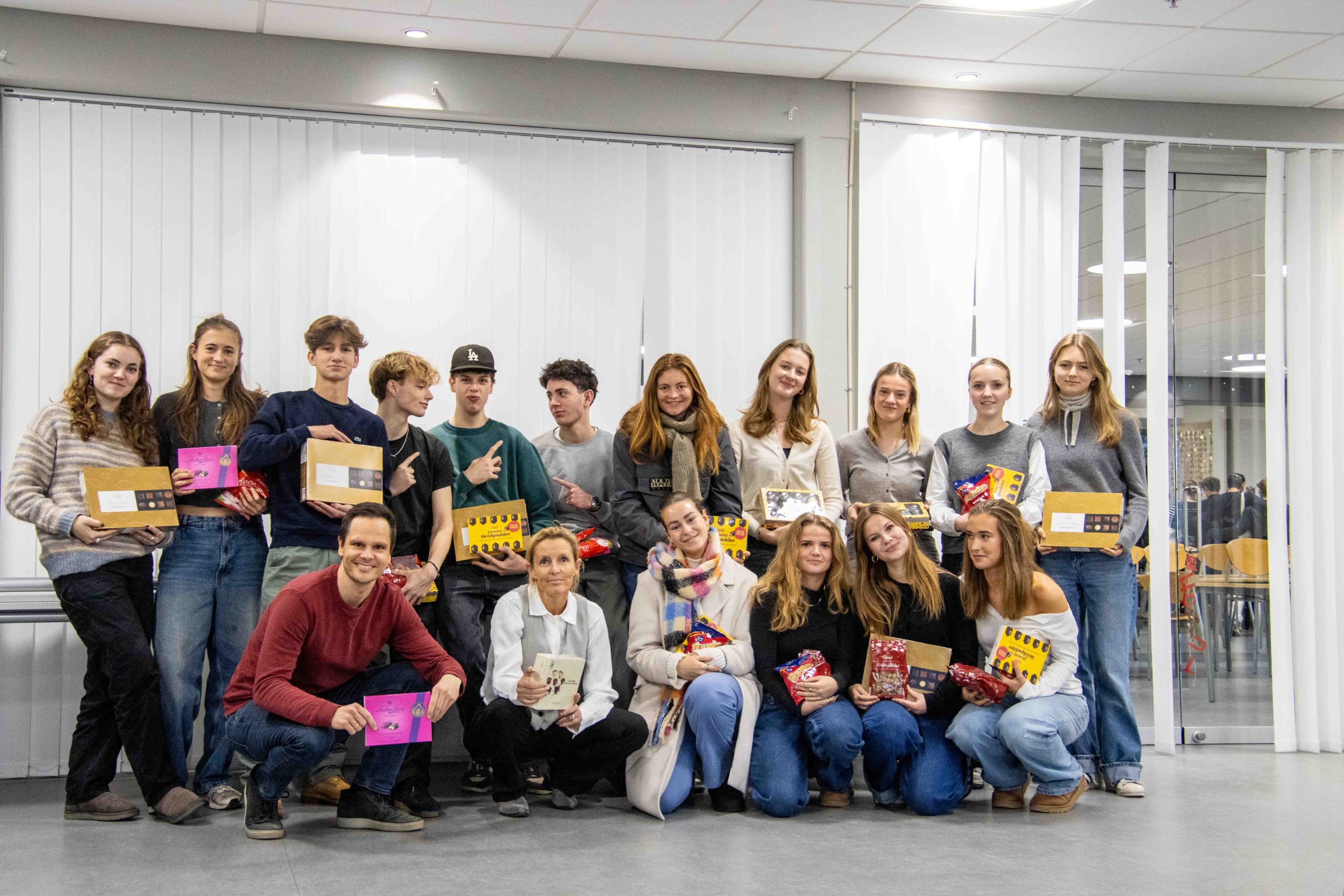 generationer mødes - elever var på besøg på plejehjem for at julehygge og nu fik de en masse chokolade med hjem - rungsted gymnasium